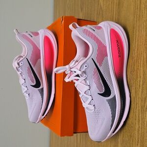Nike Vomero 18 Pink Foam/Hyper Pink/Black Size Men's 10.5/Women's 12 HM6803 602